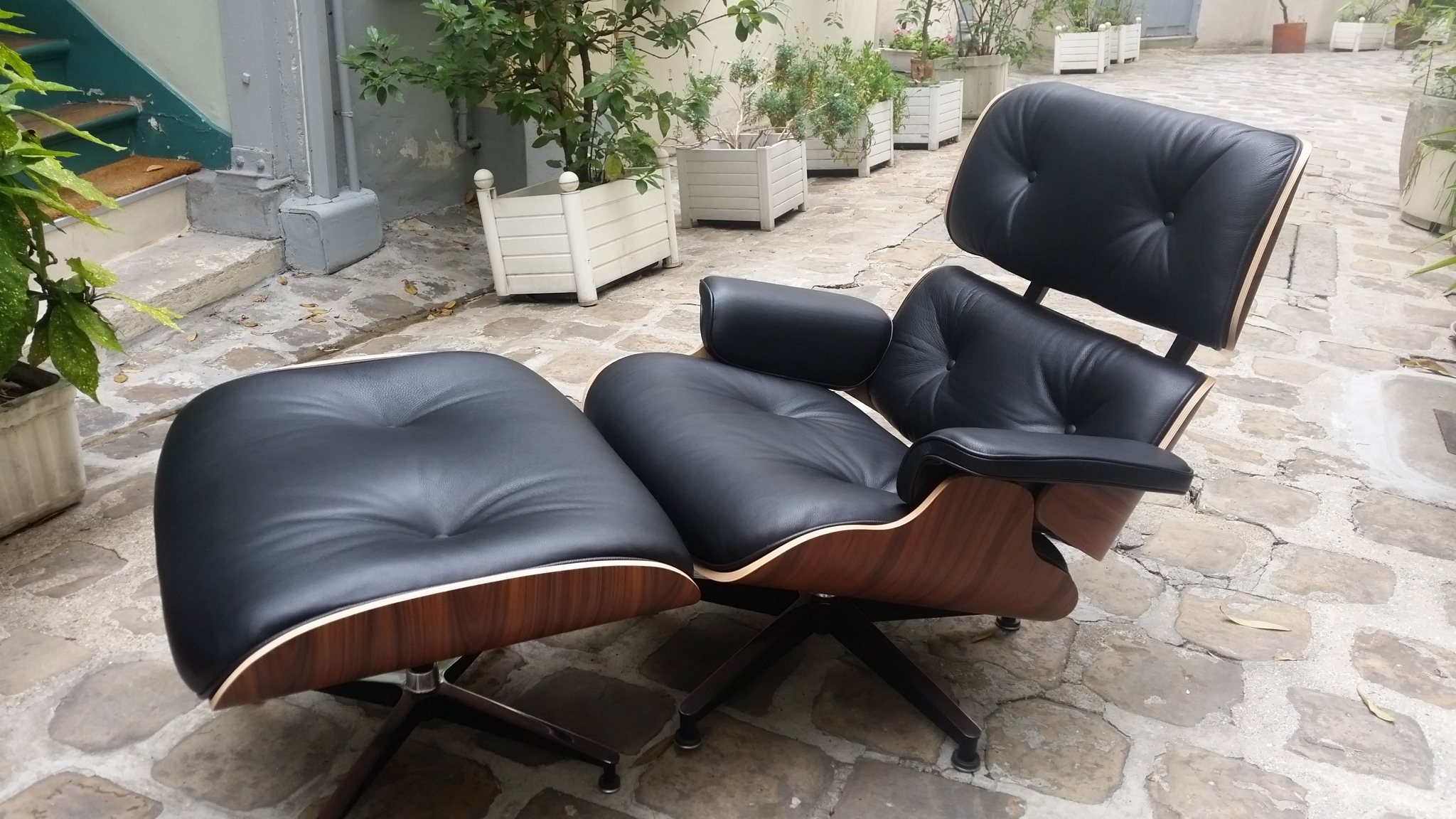 Charles EAMES Fauteuil Eames + ottoman 2009 /2010 Mobilier du 20e