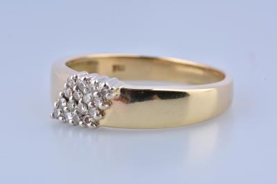 18 carat yellow gold ring, set with 