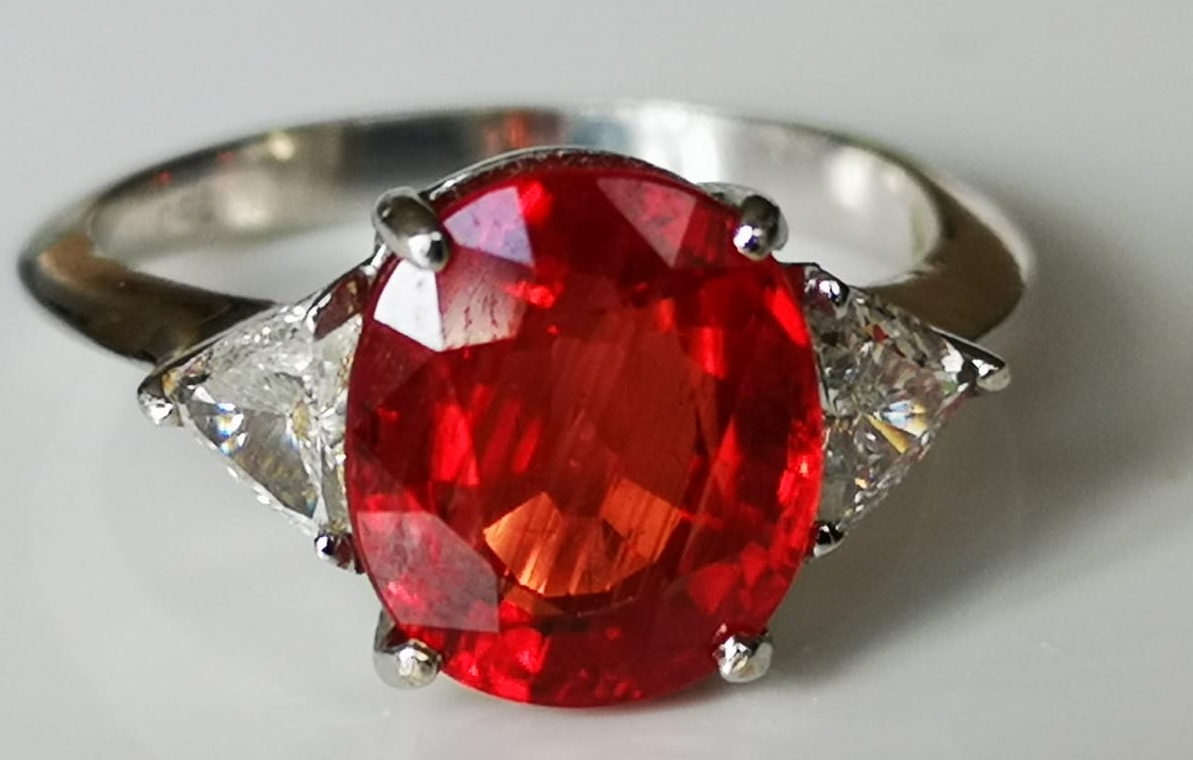 18 carat white gold ring with Songea ruby of 4.39 carats - with ...