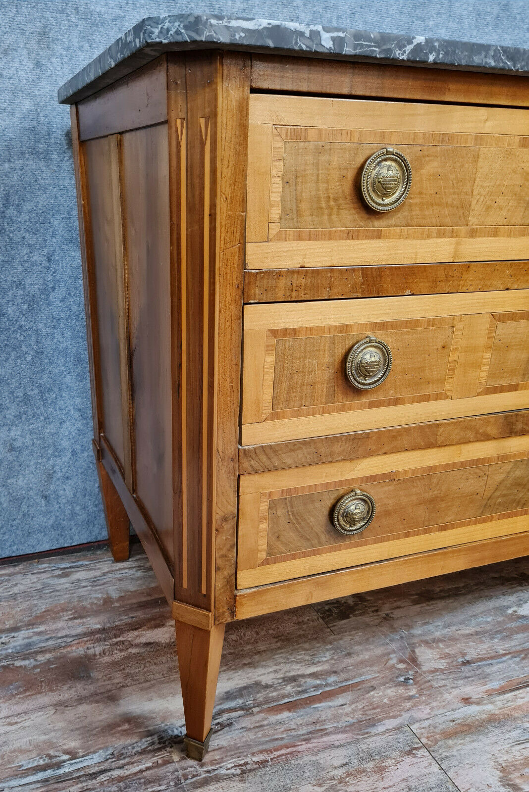 18th century Italian mahogany chest of drawers, with three drawers and  floral marquetry inlay, 138cm